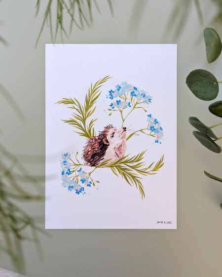bild på affisch med en illustration av igelkott som är omgiven av blommor
