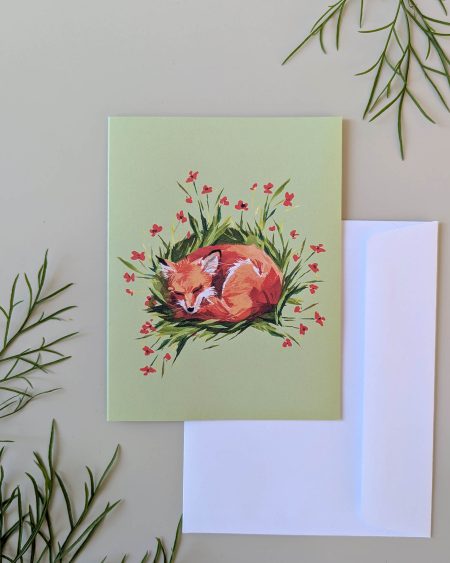 vikt kort med illustration av sovande räv bland röda små blommor