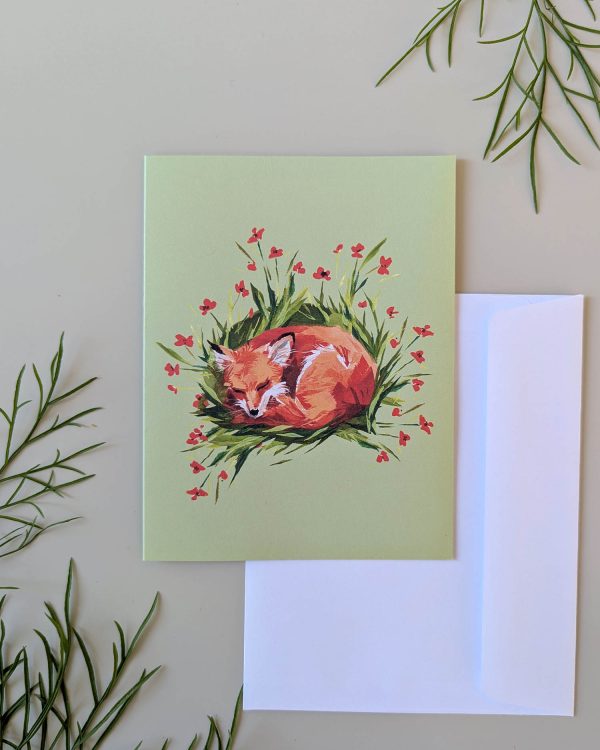 vikt kort med illustration av sovande räv bland röda små blommor