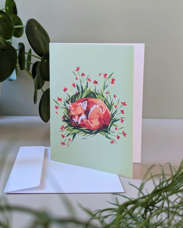 vikt kort med illustration av sovande räv bland röda små blommor