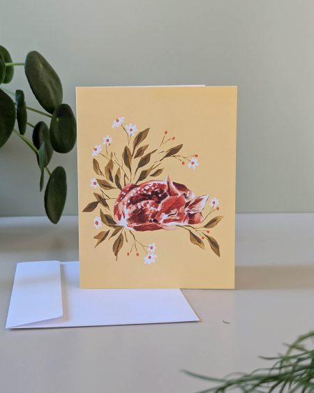 vikt kort med illustration av sovande rådjur bland blommor